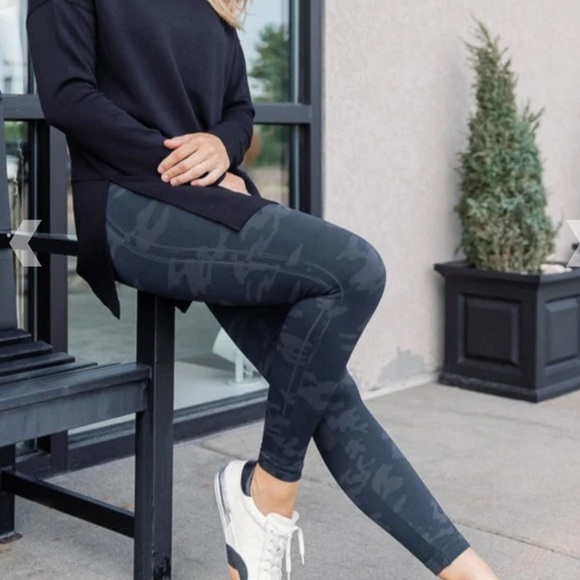 ••SOLD. SPANX LOOK AT ME NOW BLACK CAMO LEGGING - Picture 1 of 10